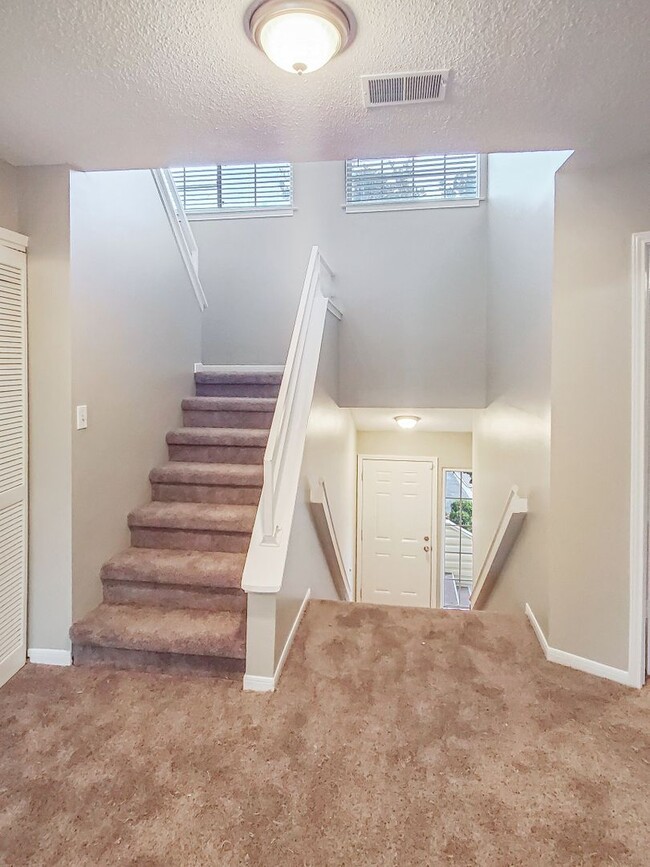 Building Photo - Charming 2BR/2BA Townhouse-Style Condo Nea...