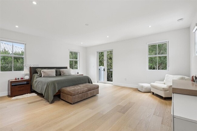 Building Photo - 7420 SW 54th Ct