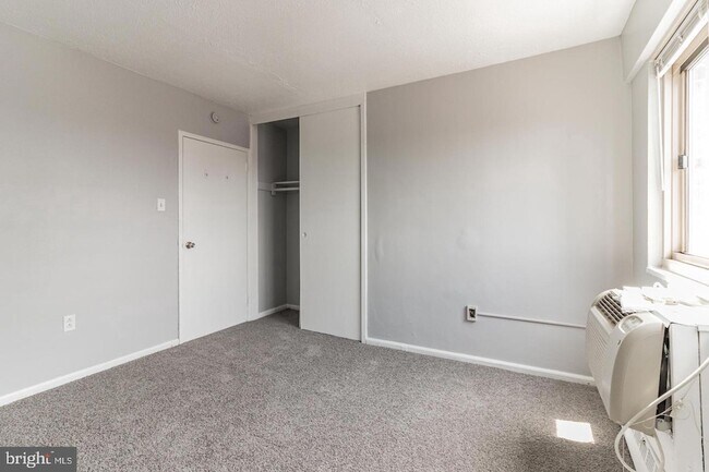 Building Photo - 2101-17-2117 Chestnut St