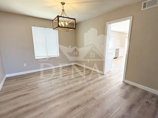 Building Photo - 1529 E Edgewater Dr