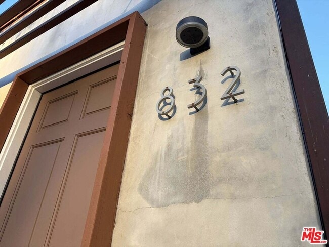 Building Photo - 832 N Las Palmas Ave