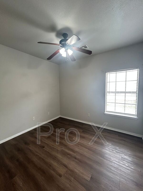 Building Photo - 2670 N Valencia Ave