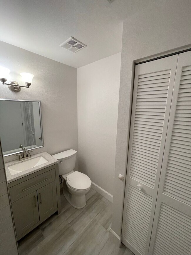 Building Photo - Amazing 3/2 located in desirable Palm Harb...