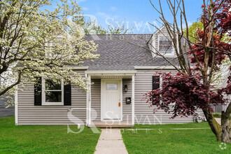 Building Photo - Enjoy living the good life in this home.