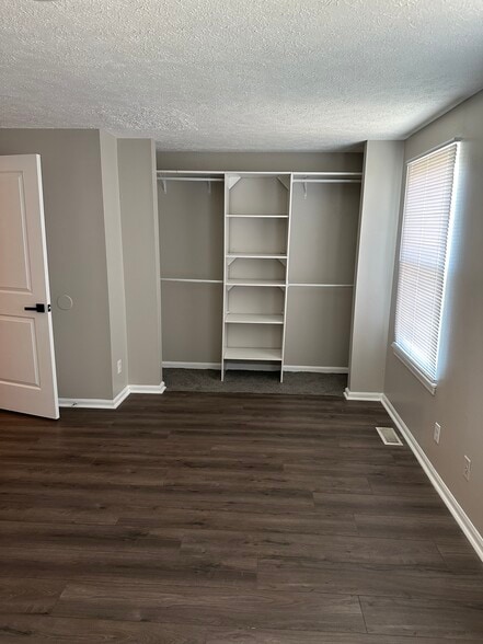 Building Photo - 10 Victoria Manor Ct