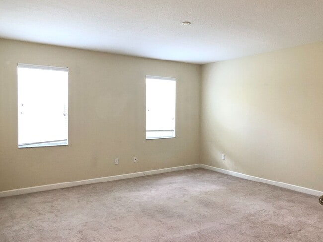 Building Photo - Beautiful 3/2 Spacious Home with a Covered...