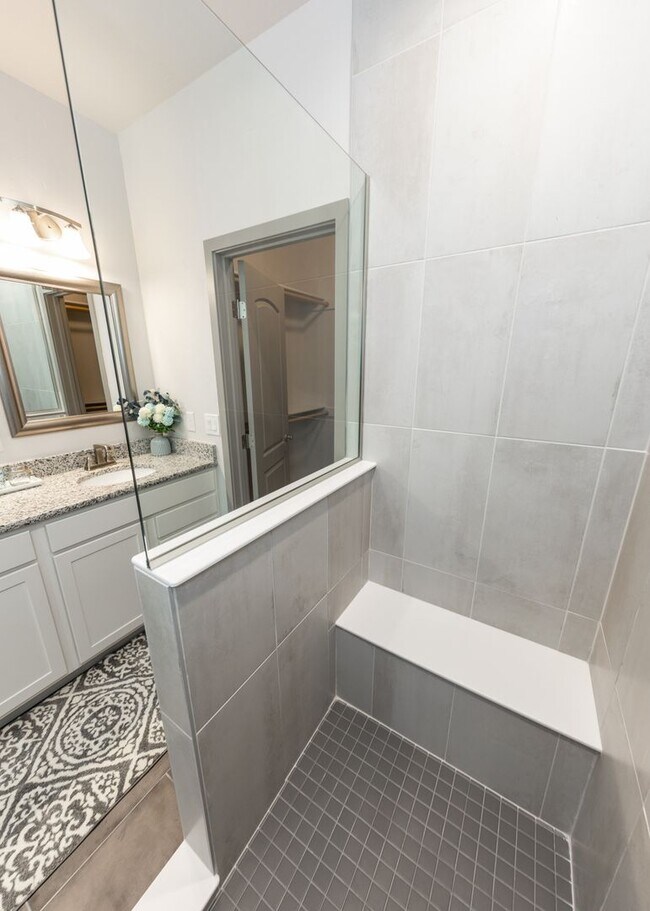 Building Photo - 2 Bedroom Luxury townhome