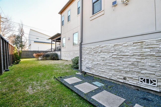 Building Photo - 3203 Blue Bonnet Blvd