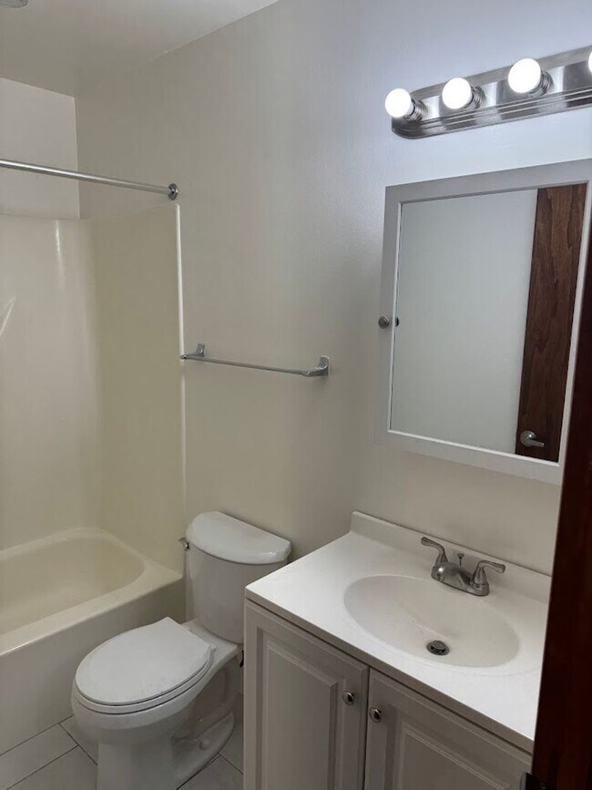 Building Photo - 1748 Jancey St