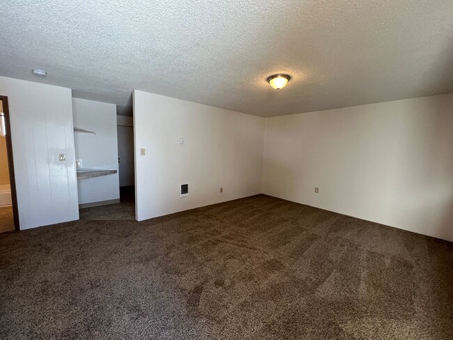 Building Photo - LH1907