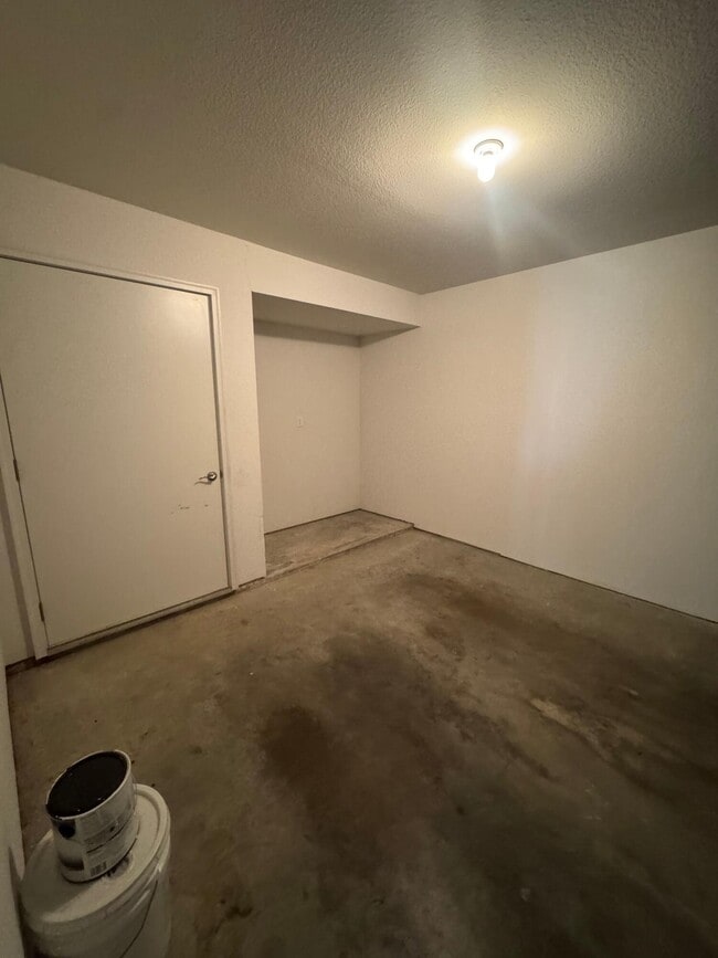 Building Photo - 3308 E St Charles Rd