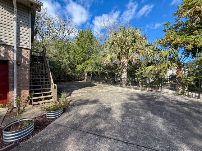 Building Photo - 1 Bedroom 1 Bath Furnished Garage Apartment - ALL UTILITIES INCLUDED!