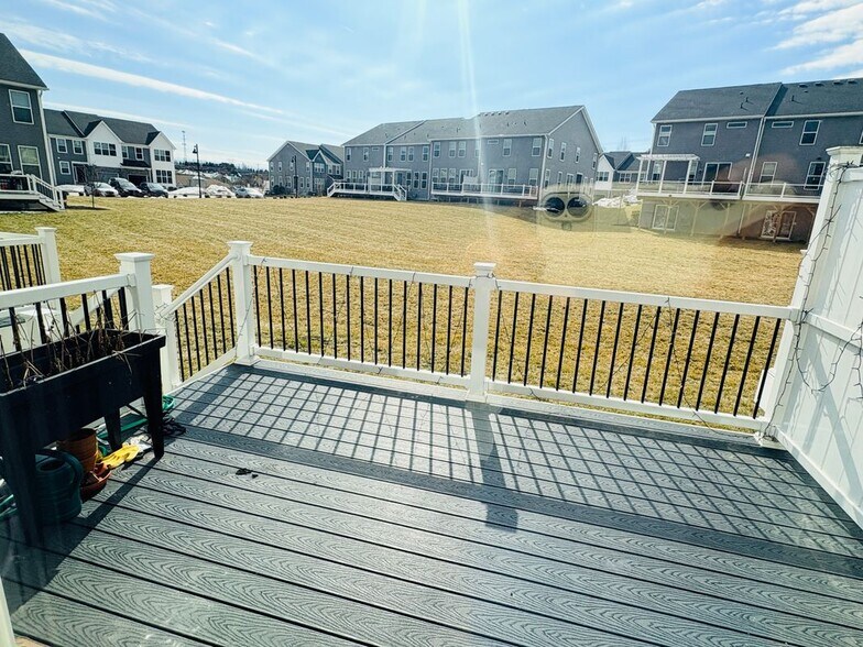Building Photo - 213 Catalpa Ln