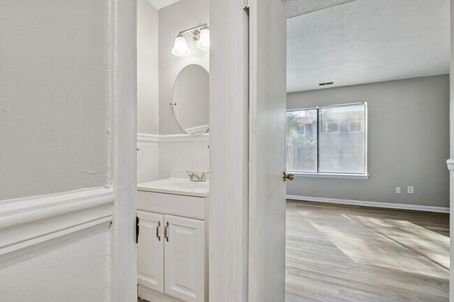 Building Photo - Move In Ready Townhome!