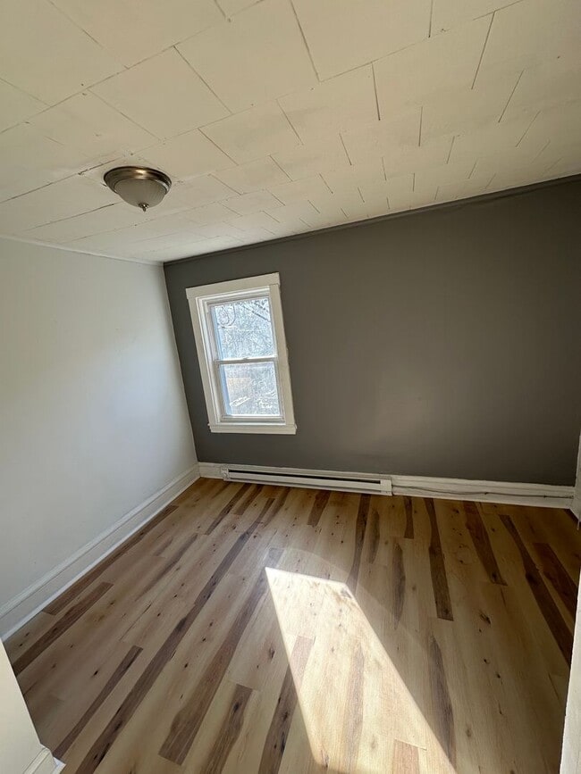 Building Photo - Bright and Airy 3 bedroom for rent-Vouchers Welcome