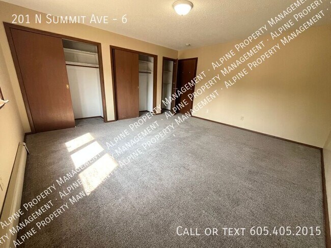 Building Photo - 201 N Summit Ave