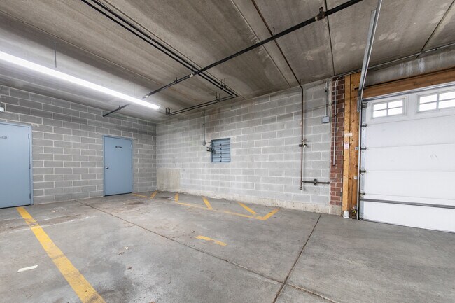 Building Photo - 1021 Peterson Ave