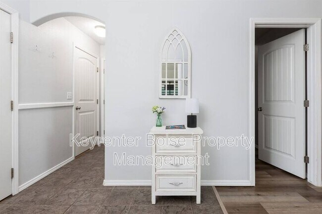 Building Photo - 879 N Traquair Pl