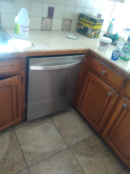 Open floor plan Kitchen - 1713 Oakdale Dr