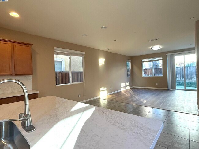 Building Photo - 137 W Questa Trail