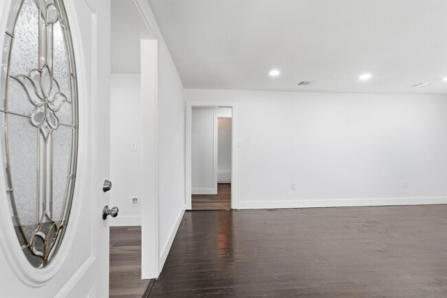 Building Photo - 2281 Des Jardines St