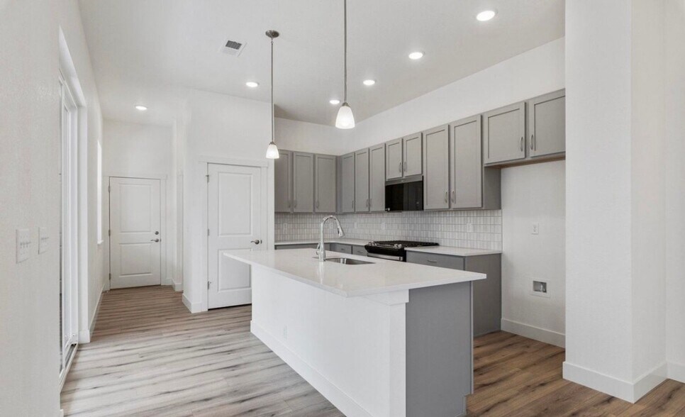 Building Photo - 5081 McKinnon Ct