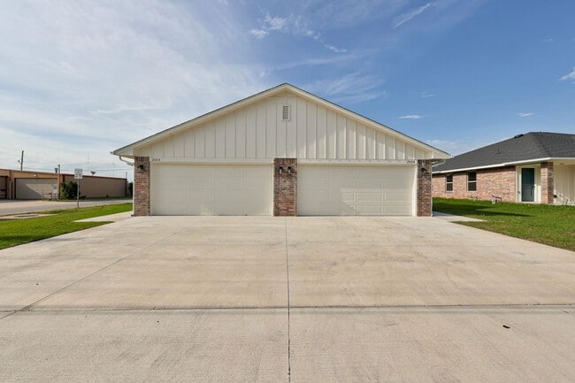 Building Photo - New Construction-Never Lived in Duplex, Pe...