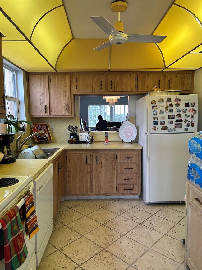 Building Photo - 6770 Royal Palm Blvd