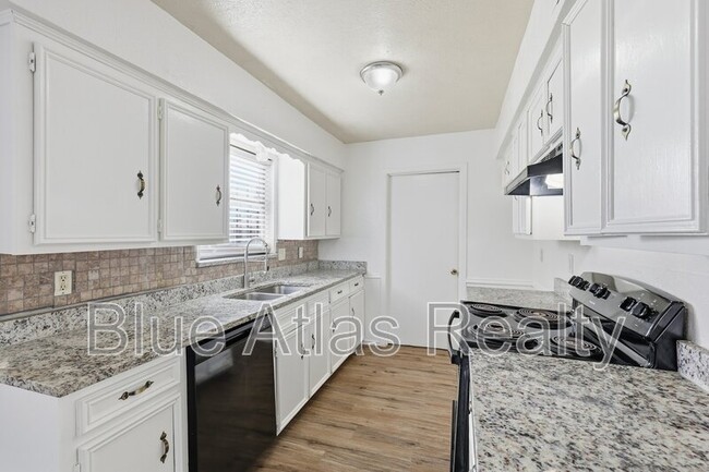 Building Photo - 704 Skyline Dr