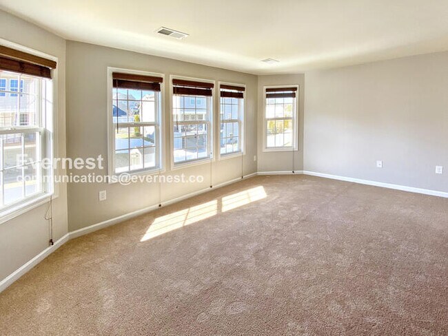 Building Photo - 5 Bed, 4.5 Bath Home with Fenced Yard & Garage / Coming Soon!