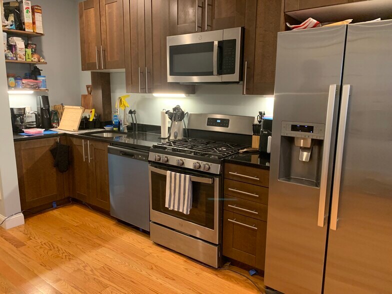 Building Photo - 186 Kelton St