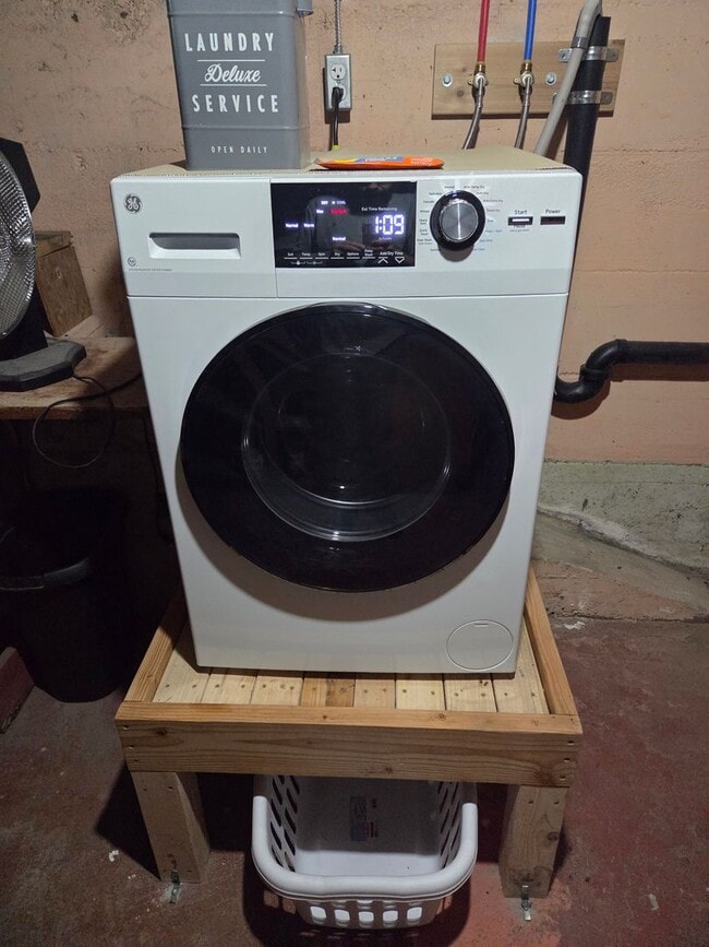 Building Photo - Furnished 1 Bedroom 1 Bath Basement Unit-No Pets-Single Occupancy -NO SMOKING