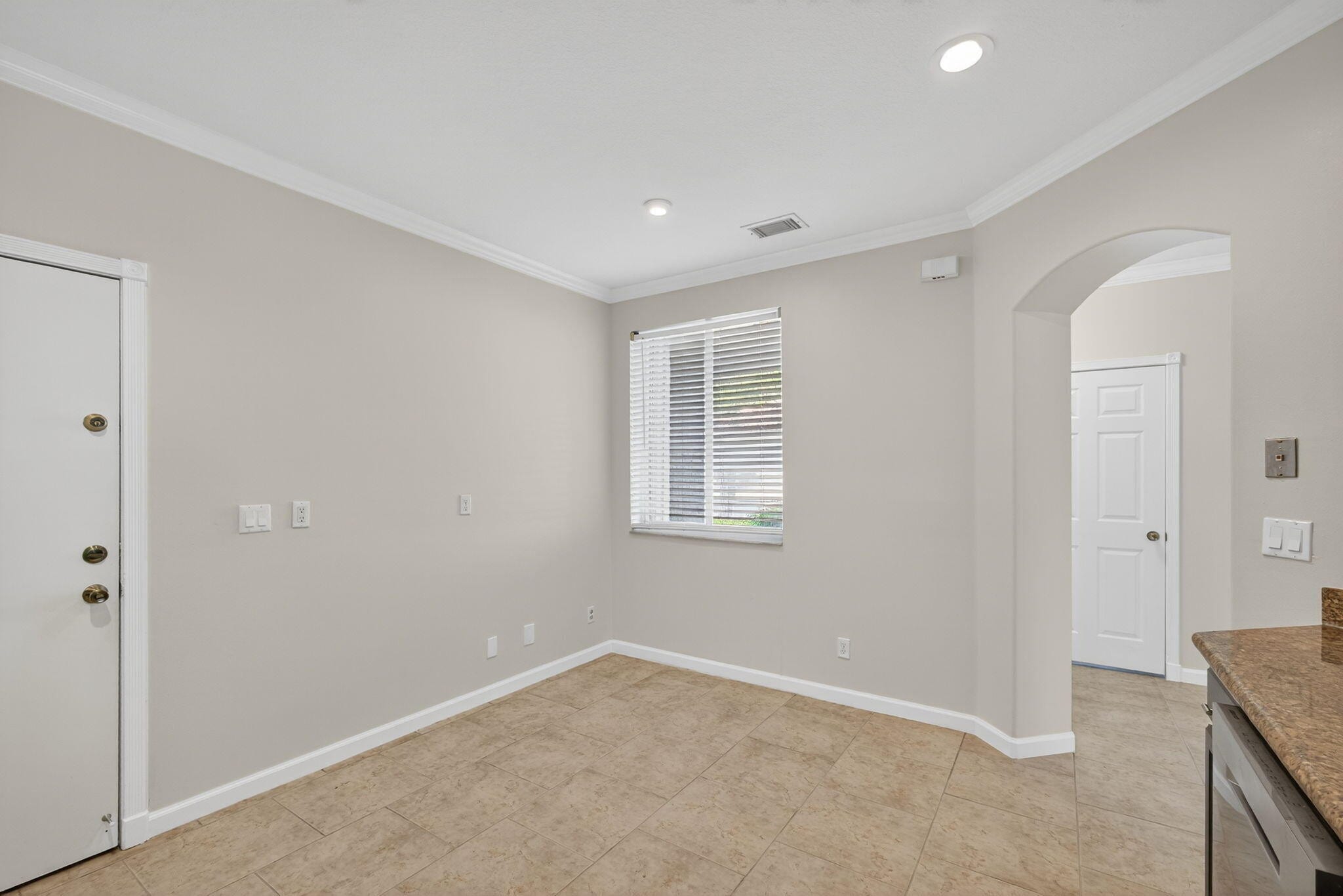 Building Photo - 2213 Oakmont Dr