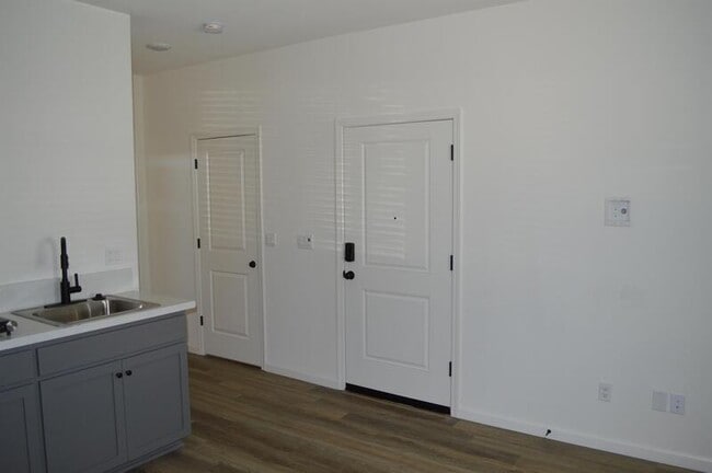 Building Photo - 573 Bedfordshire Dr