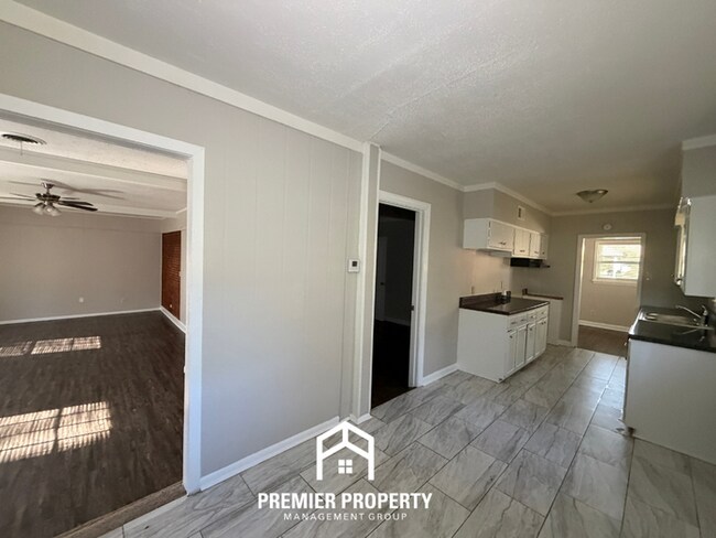 Building Photo - Spacious 3BR Memphis Home w/ Hardwood Floors, Open Kitchen & Fenced Yard