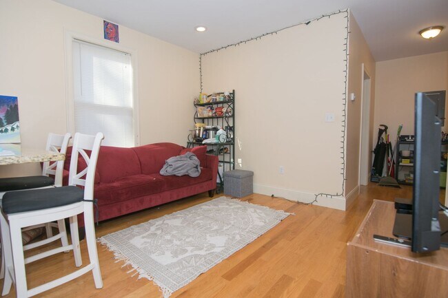 Building Photo - Amazing Four Bed, Two Bath, available Now