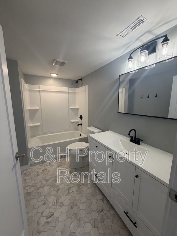 Building Photo - 915 Avenue F