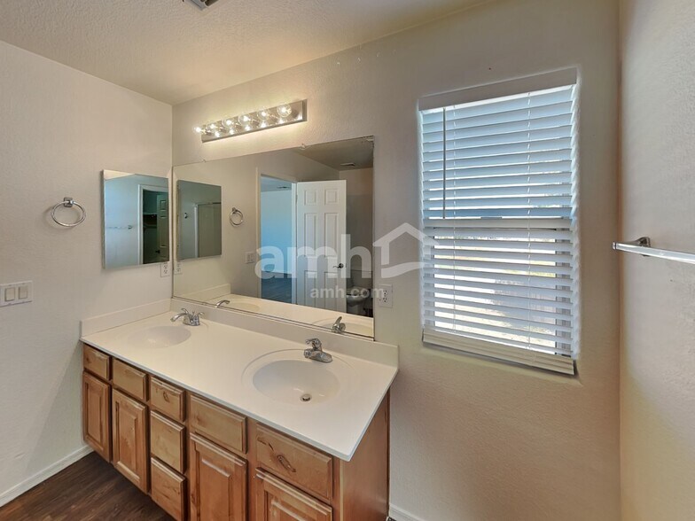 Building Photo - 782 E Christopher St