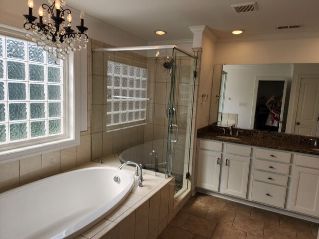 Building Photo - Stunning Luxury Home with 5 Bedrooms and 5...