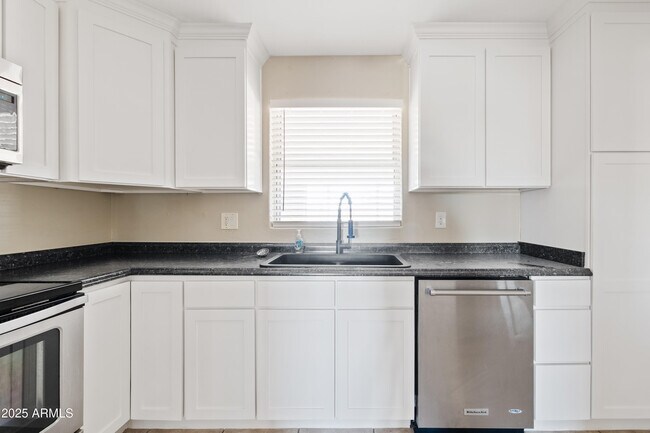 Building Photo - 10535 E Boulder Dr