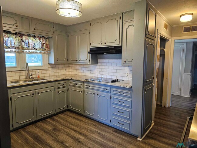 Building Photo - 1801 Eastridge Dr