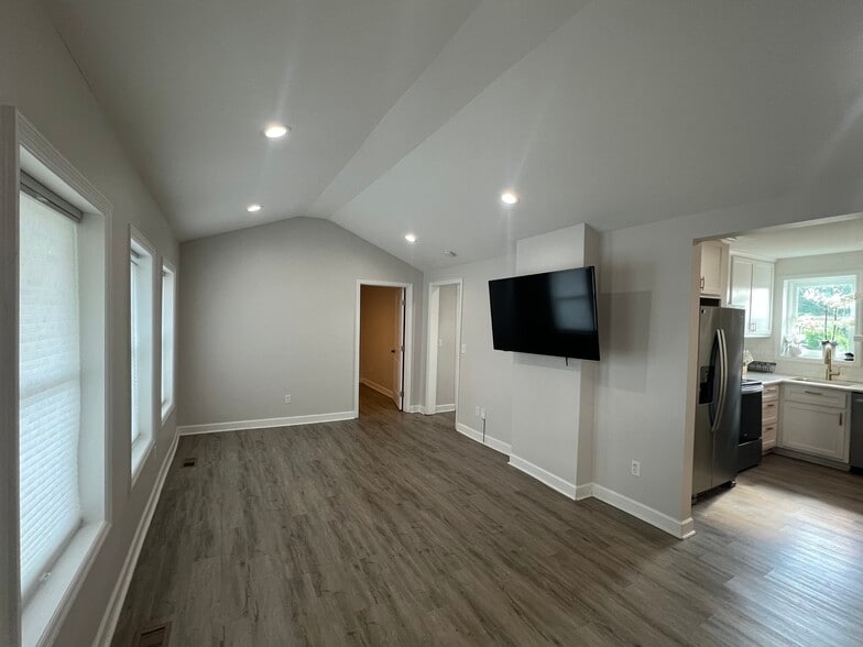 Building Photo - 2117 Gladstone Ave