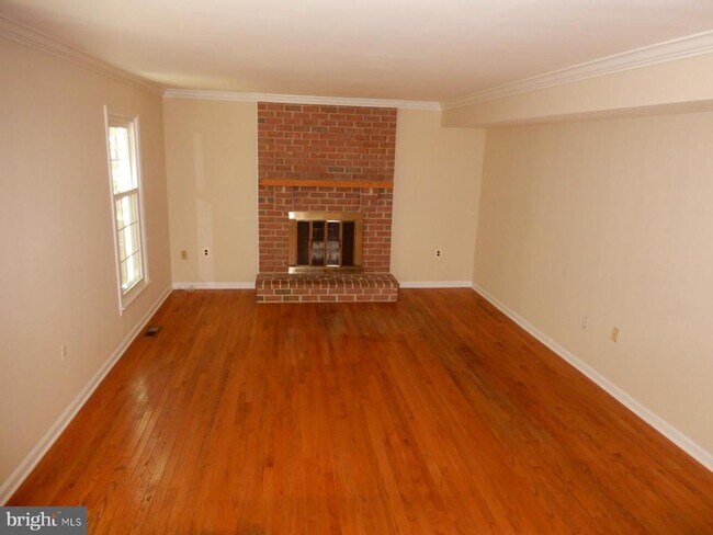 Building Photo - 7014 Maple Tree Ln