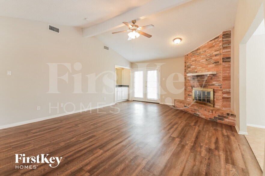 Building Photo - 8902 Deerwood Dr