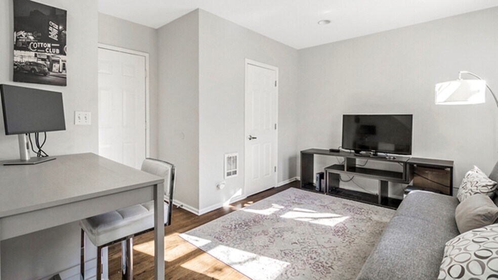 Building Photo - 720 W Evergreen Ave