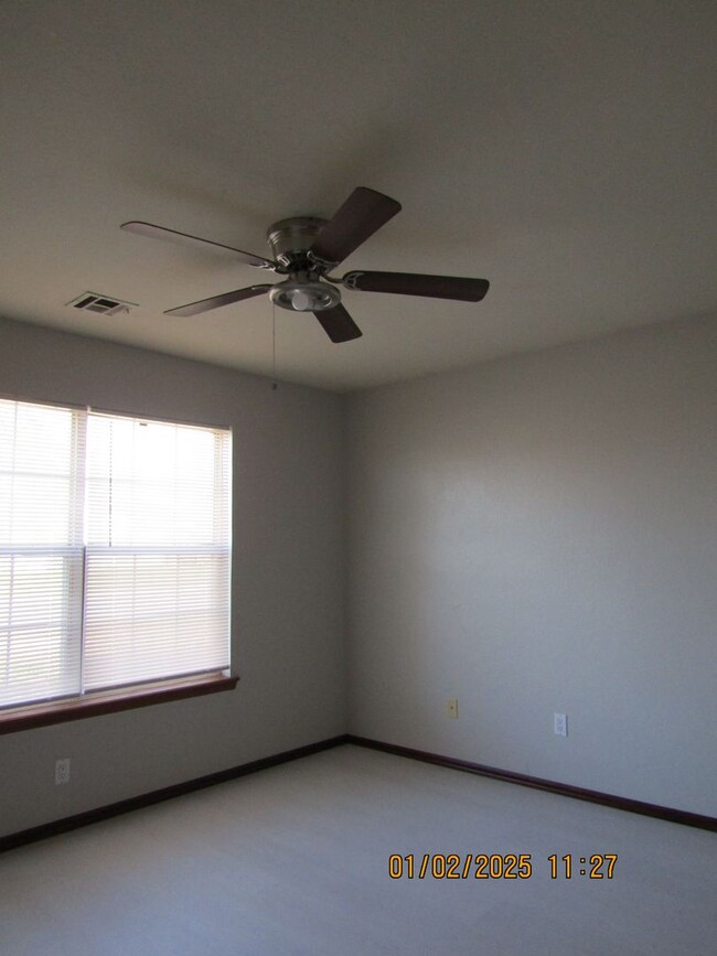 Building Photo - Freshly Painted/New Flooring Home!! No Pets!