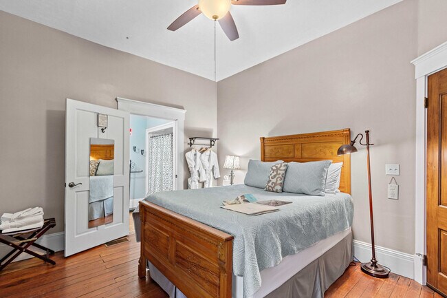 Building Photo - 221 SE 7th St