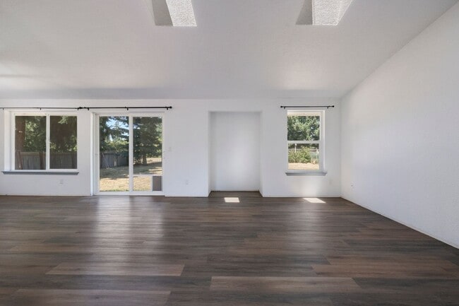 Building Photo - Move in ready - 3 bedrooms, 2 bath rambler...