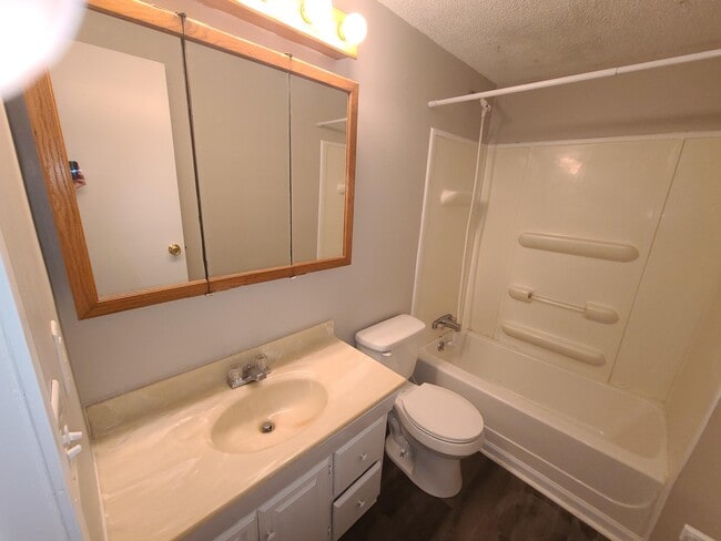 Building Photo - 8405 Verano St