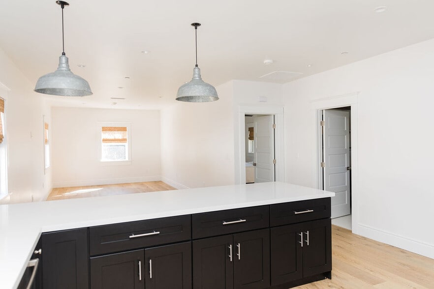 Peninsula with Quartz Countertops - 2510 Valencia St